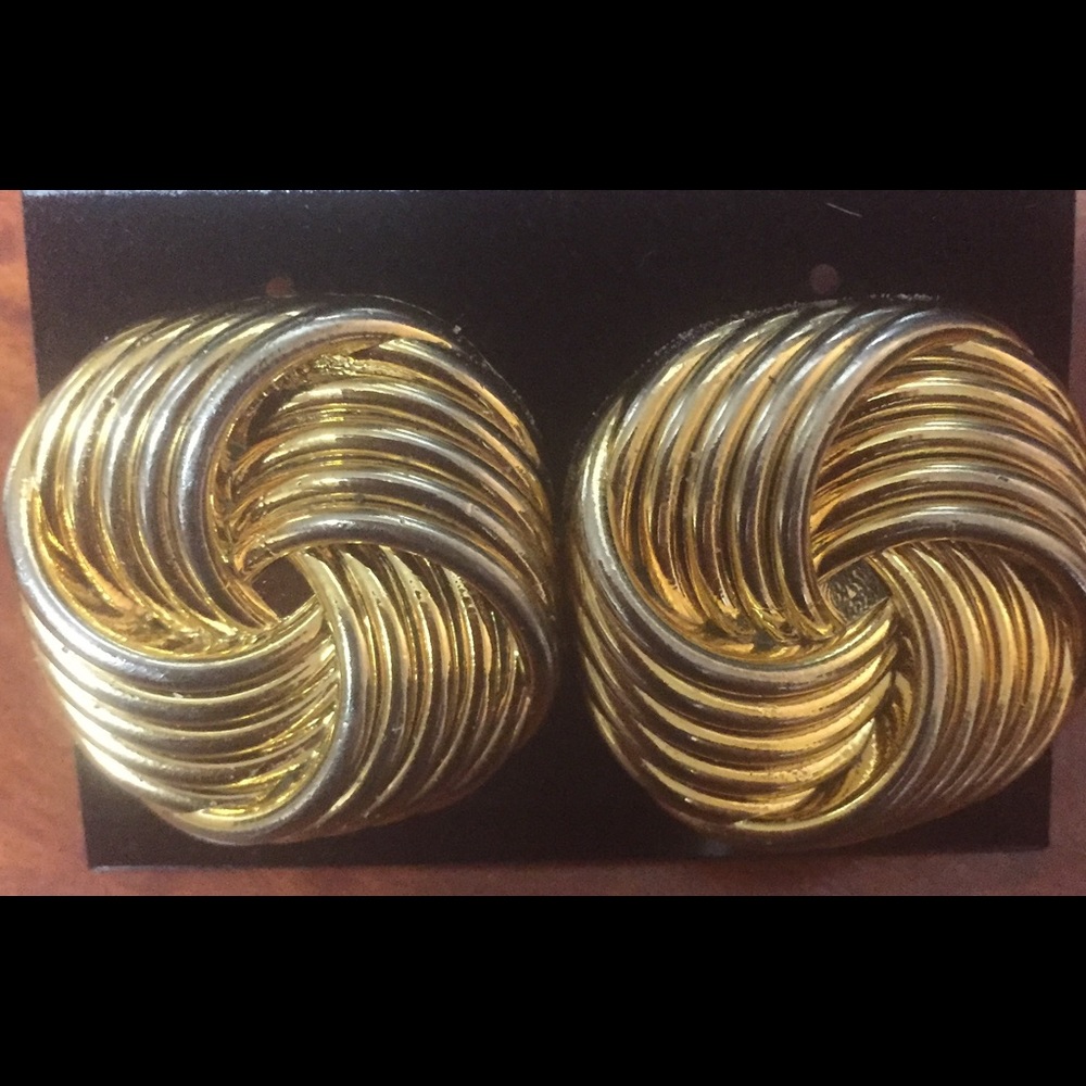 Women Earrings. New.